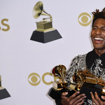 Volodimir Zelenszkij is beszédet mondott a Grammy-gálán, Jon Batiste-é lett az év albuma