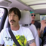 Saját számaira karaokézik egy autóban a Red Hot Chili Peppers (videó)