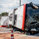 Ketten meghaltak egy buszbalesetben Belgiumban, a sofőr bedrogozva vezetett