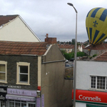 Fotó: háztetőkre zuhant egy hatalmas hőlégballon