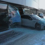 Áthajtott egy Porsche-kereskedés ablakán a lájkokért – videó