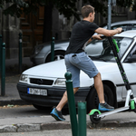 Kötelező lesz a sisak néhány esetben a bringásoknak, definiálják az elektromos roller fogalmát, és nagyobb védelmet élveznek majd a gyalogosok is az új KRESZ-ben