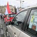 Elindult a Hősök teréről a tanárok melletti autós demonstráció – videó