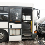 Terepjáró és busz ütközött, tucatnyi a sérült – fotók