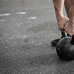 Orbán és a kettlebell: hogyan kezdjenek mozogni a hatvanasok úgy, hogy ne sérüljenek le, de eredményt is elérjenek?