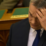 Orbánt, Lázárt tüntetők várták a kormányablaknál