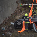 Öt méter mély munkagödörbe zuhant egy autó a XIII. kerületben, a tetején állt meg – videó a mentésről