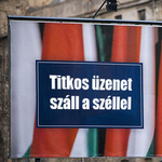 "Üzenjük Brüsszelnek: keresett a Feri" – beindult a mémgyár a Fidesz plakátjaitól