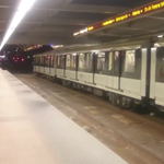 Így csúszkált a 2-es metró a Pillangó utcánál már péntek este is – videó