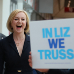 Akár az ukrán fegyverszállítmányok részletei is kiszivároghattak Liz Truss meghekkelt telefonjáról