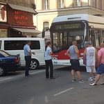 Rosszkor kinyíló kocsiajtó blokkolta a 74-es trolit - fotó