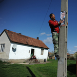 Leveszi a választási plakátokat oszlopairól az Elmű