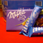 Két kézzel, szinte ingyen szórja a NAV a Milka csokit