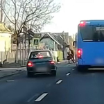 Kifordult a kocsi elé a buszos, hogy védje a zebrán átkelő gyereket – videó