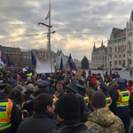 Lökdösődésben végződött a tüntetés, a Kossuth térre nyomulnak a demonstrálók