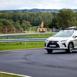 60 km/h-ra gyorsítottak egy kéttonnás autót, de úgy, hogy 100 km-rel arrébb ült a sofőr