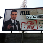 A Jobbik szerint a Hit Gyülekezete rajzolja a Hitler-bajuszt a plakátjaikra