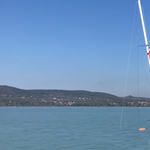 Ballonokkal mentettek ki egy vitorlást a Balatonból, videó is van róla