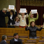 A nőverő Balogh is megszavazta a büntetést a monoklival tüntető Vadainak