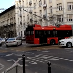 Kész tragédia, amit a trolik művelnek a Bajcsy-Zsilinszky út közepén – videó