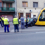 Fotók: Villamos és autó csattant Óbudán