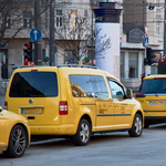 Feltépte egy másik autó ajtaját, majd köpködni kezdett egy taxis az Árpád hídon