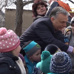 Ezt a videót nehéz lesz überelni: Orbánhoz kirendeltek egy rakás gyereket