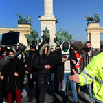 Hétfőn is volt tüntetés a Hősök terén, a rendőrség megbírságolta a résztvevőket