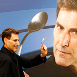 Uri Geller beázással indította be gigantikus Brexit-akciótervét