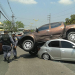 Egy Logan tetején állt meg a taroló Mitsubishi terepjáró - videó