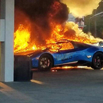 Videó: Szénné égett a benzinkúton egy Lamborghini Huracan