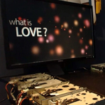 A nap videója – „What is Love”, nyolc flopi meghajtón előadva