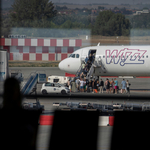 A WizzAir továbbra sem tudja hazahozni az Ukrajnában rekedt gépeit, de kettő hajtóművét már kicsempészték onnan