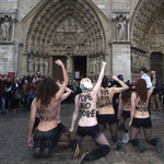 Lemondott a pápa, a párizsi Notre Dame-ban "ünnepeltek" a Femen félmeztelen aktivistái