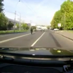 Így járhatnak a városban keménykedő motorosok – videó