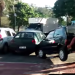 Videó: Puszta kézzel tette arrébb a bicikliútra parkoló autót