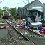 Italszállító kamion rohant egy vonatnak Zürich mellett, óriási volt a káosz – videó