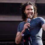 Először szólalt meg Russell Brand, mióta szexuális zaklatással vádolták meg