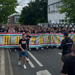 Óriási a hangulat Kölnben, elindultak a magyar szurkolók a stadionhoz – videók