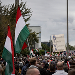 Magát tiszásnak álcázva készített interjúkat Magyar Péter tüntetésén a Pesti Srácok munkatársa - fotó