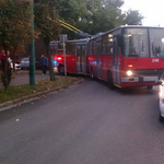 Szabálytalanul parkoló autó blokkolta a zuglói trolikat a reggeli csúcsban – fotó