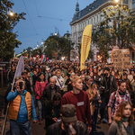 Sok ezer civil vonult hétfő este az Oktogonra, ezzel zárult az október 23-i megemlékezések sora - a nap kronológiája