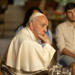 Összezárták Ferenc pápát tíz fiatallal, akik a pornótól a zaklatásokig bármit kérdezhettek tőle 