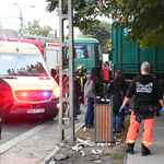 Kidöntött egy kerítést egy teherautó Budapesten, az pont egy gyerekre dőlt, aki a helyszínen meghalt