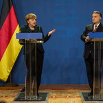 Német média: "Orbán kővé vált arccal" hallgatta Merkel bírálatait