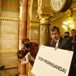 Stop propaganda! Megint táblával akciózott Hadházy a parlamentben – videó