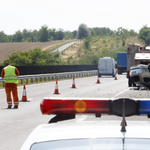 Két kocsi ütközött az M7-esen