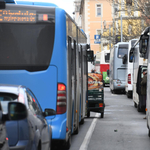 Buszok tömkelege a Nemzeti Múzeum környékén - ismerős logókat is láttunk