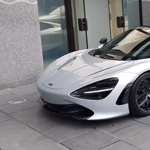 Most épp egy alig pár napos McLarenben tűnt fel Josh Cartu budapesti milliárdos – videó