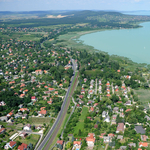 Felborult egy vitorlás a Balatonon, három ember vízbe esett